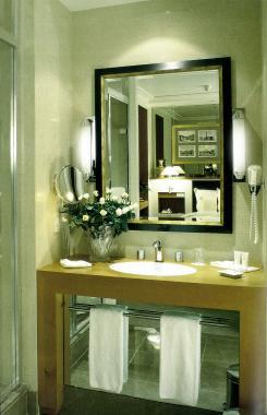 MLE 82133C CARLTON TÜKÖRVILÁGÍTÓ LÁMPATEST 2XG23 2X11W IP44 530x130x75MM KRÓM+OPÁL