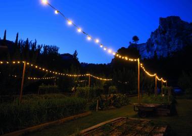 BL 650W LED FÉNYFÜZÉR 230V 50M 70W MELEGFEHÉR IP66 FEKETE VEZETÉK, SOROLHATÓ, BETÁPPAL