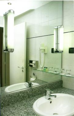 MLE 82123C BALNEA TÜKÖRVILÁGÍTÓ LÁMPATEST 2XG23 2X9W IP44 400x60x85MM KRÓM+OPÁL